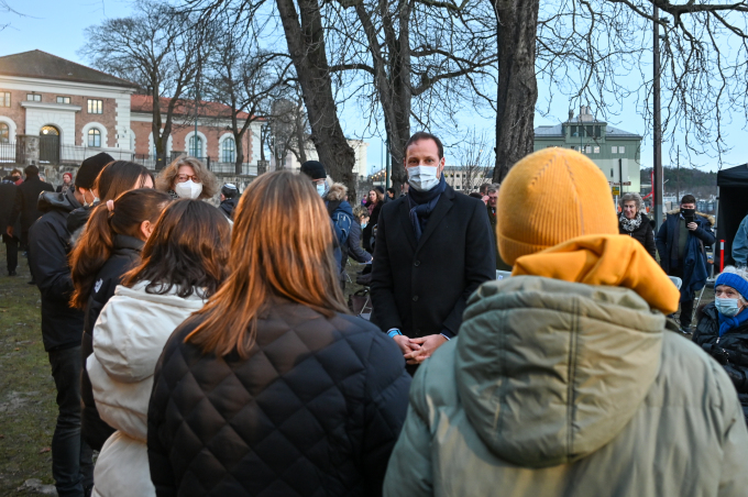 Kronprinsen snakka med ungdommane som framførte minneord på scenen. (Foto: Sven Gj. Gjeruldsen / Det kongelege hoffet)