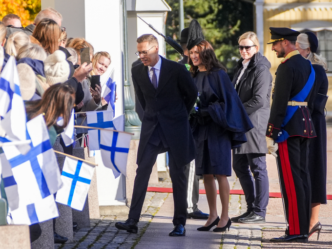 President Stubb og Suzanne Innes-Stubb tok seg tid til å hilse på finner bosatt i Norge som var møtt fram på Slottsplassen. Foto: Terje Pedersen, NTB