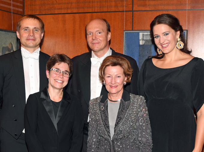 I pausen hilste Dronningen på Filharmoniens dirigent Vasily Petrenko, solistene Truls Mørk (cello) og Lise Davidsen (sopran), og konsertmester Elise Båtnes. Foto: Sven Gj. Gjeruldsen, Det kongelige hoff