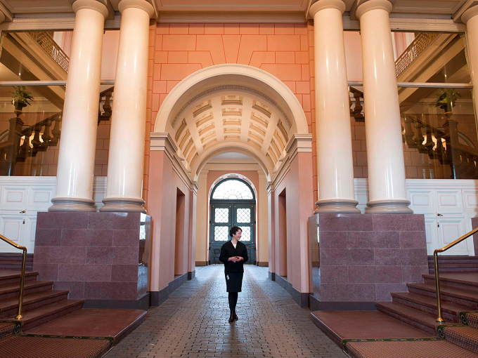 Det er mulig å kjøre bil inn i Nedre vestibyle og ut på baksiden av Slottet. Det gjør for eksempel statsministeren og statsrådene når de kommer til statsråd på fredager. Foto: Det kongelige hoff.