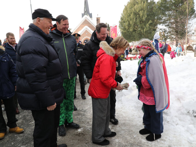 Kongeparet ble møtt av maskotene Håkon og Kristin. I dag personifisert av Mio Bergh Blyverket og Ive Eliassen Fremstad. Foto: Geir Olsen / NTB scanpix