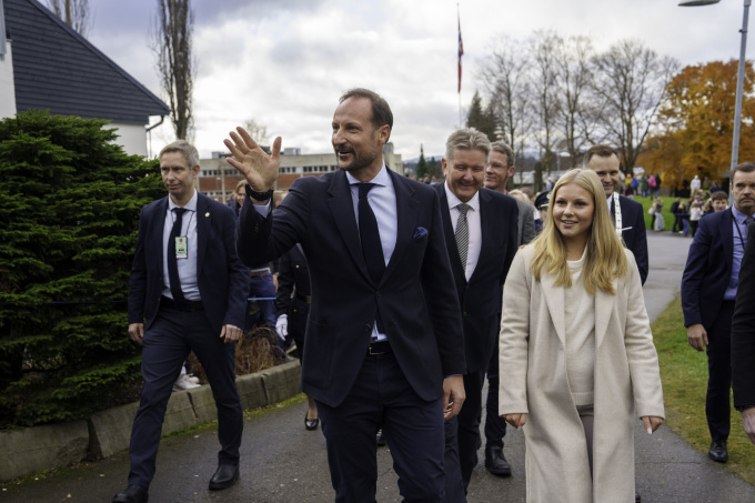 Varm velkomst i skolegården på skolen. Foto: Cornelius Poppe / NTB