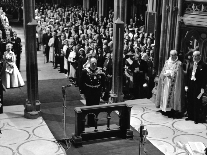 Kong Olav signes i Nidarosdomen. Foto: Aktuell / NTB