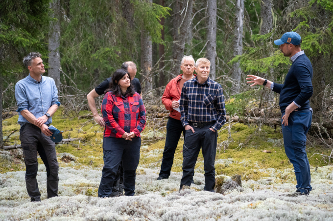 Representanter for miljøbevegelsen og de som lever av å foredle skogen til produkter, bidro med sine perspektiver gjennom dagen. Her er Kronprinsen i samtale med Einar Wilhelmsen i Sabima, Karoline Andaur i WWF Verdens naturfond, Torgrim Fjellstad i Glommen Mjøsen Skog, statsforvalter Knut Storberget og Per Skorge i Norges skogeierforbund. Foto: Liv Anette Luane, Det kongelige hoff