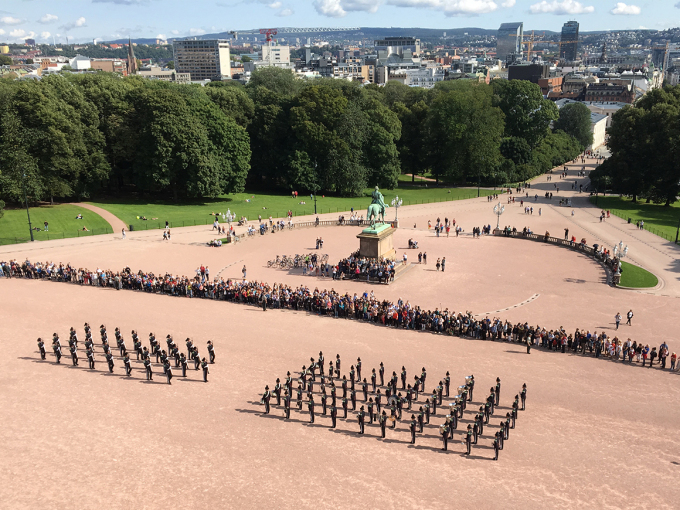 Garden held oppvisningar på Slottsplassen om sommaren, til glede for turistar og fastbuande. Foto: Thomas Kristiansen, Det kongelege hoffet