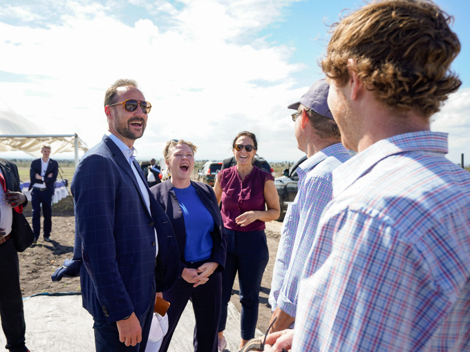 Kronprins Haakon og utviklingsminister Anne Beathe Tvinnereim i munter samtale med Stuart Barden på gården AusQuest utenfor Nairobi. Foto: Lise Åserud / NTB