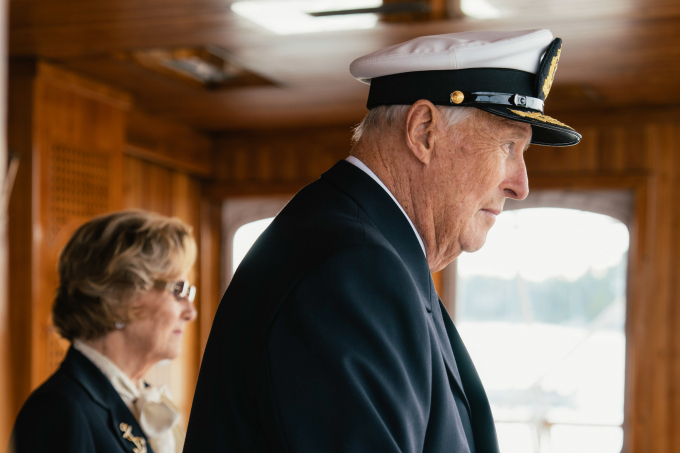 Kong Harald og Dronning Sonja følgjer inspeksjonen av befal, offiserar og øvrig mannskap. Foto: Ola Vatn, Det kongelege hoffet