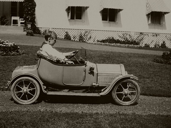 Kronprins Olav i sin elektriske Cadillac på Bygdø Kongsgård. Foto: Det kongelige hoffs fotoarkiv