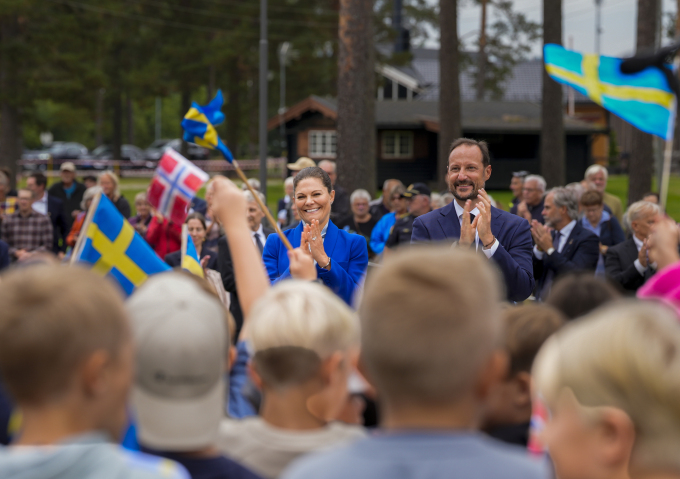Møtt av kulturskoleelever fra Norge og Sverige. Foto: Lise Åserud / NTB