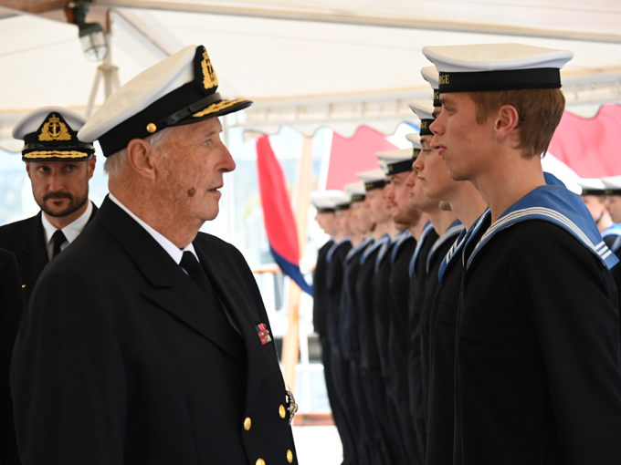 Kong Harald debarkerer Kongeskipet. Foto: Sven Gj. Gjeruldsen, Det kongelige hoff