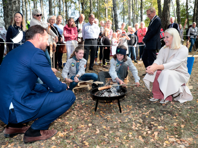 Kronprinsen og Kronprinsessen fikk møte både speidere og kajakkpadlere, fiske- og båtentusiaster da de kom til Rosahaugparken på Nøtterøy. Foto: Lise Åserud, NTB scanpix