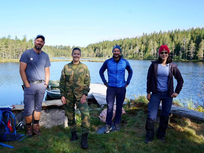 Etter gjennomført vandring langs Flyktningeruta: Dag Terje Klarp Solvang,Tonje Hagatun Nordengen, Kronprins Haakon og Ayesha Wolasmal. Foto: Simen Løvberg Sund, Det kongelige hoff