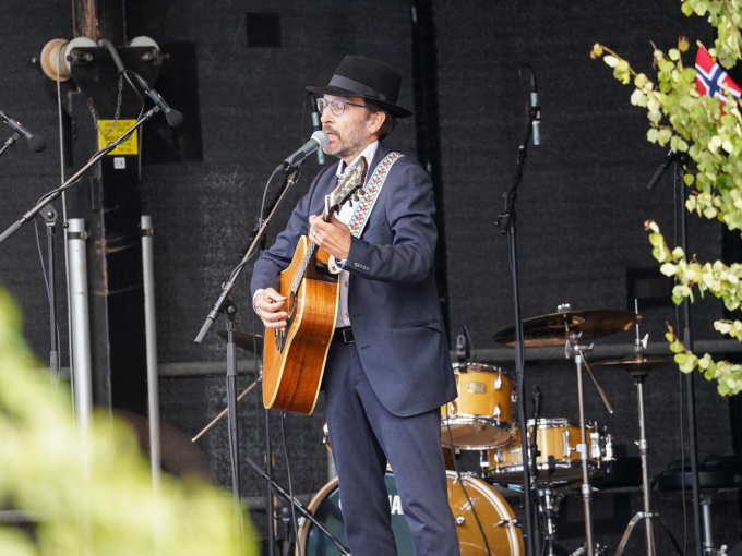 Tom Roger Ådland spilte og sang for Kongeparet. Ådland har sitt opphav i Vindafjord og er blant annet kjent for sin tolkning av Bob Dylan i norsk språkdrakt. Foto: Liv Anette Luane, Det kongelige hoff