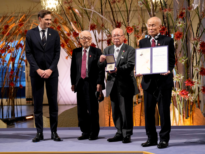 De tre representantene for Nihon Hidankyo, Terumi Tanaka, Shigemitsu Tanaka og Toshiyuki Mimaki, med Fredsprismedaljen og diplomet som ledsager tildelingen. Foto: Heiko Junge / NTB