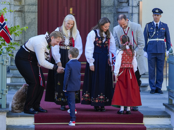 Barnetoget hadde blomster med til familien på Skaugum. Foto: Lise Åserud, NTB