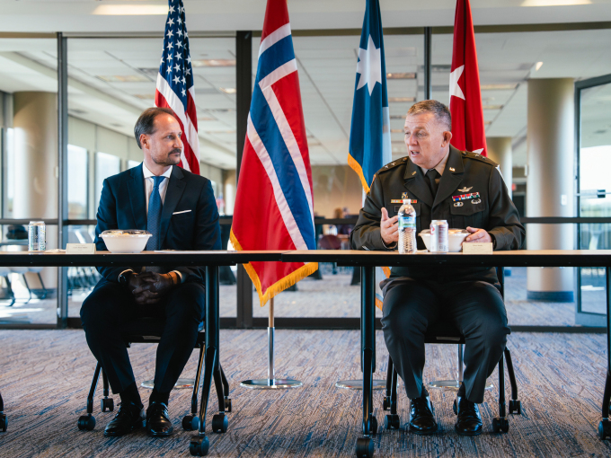 General Shawn Manke i samtale med Kronprinsen. I over 50 år har Minnesota National Guard samarbeidet med Heimevernet. Foto: Ola Vatn, Det kongelige hoff