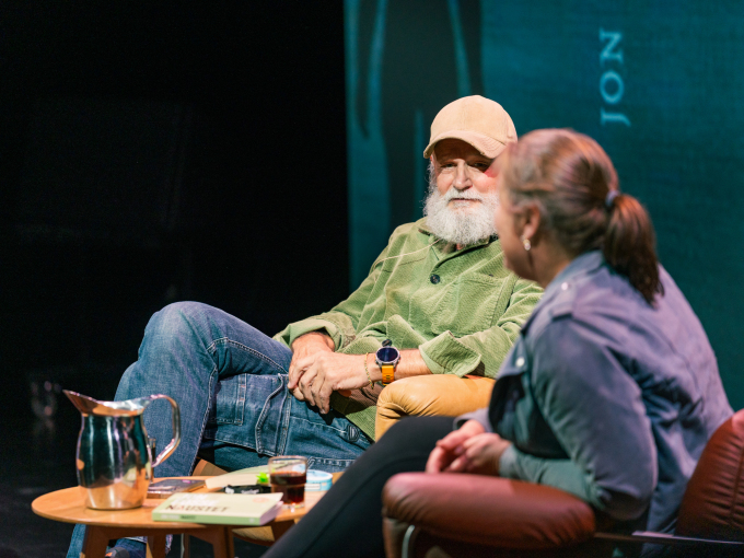 Publikum i Det Norske Teatret i Oslo fekk høyre forfattarane Erlend Loe og Olaug Nilssen diskutere “Naustet” som var eit gjennombrot for Jon Fosse her i landet, skriven i ein repeterande, suggererande stil. Foto: Ole Herman Andersen / Det Norske Teatret