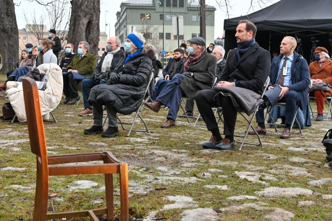I framgrunnen kan ein sjå delar av minnesmerket 