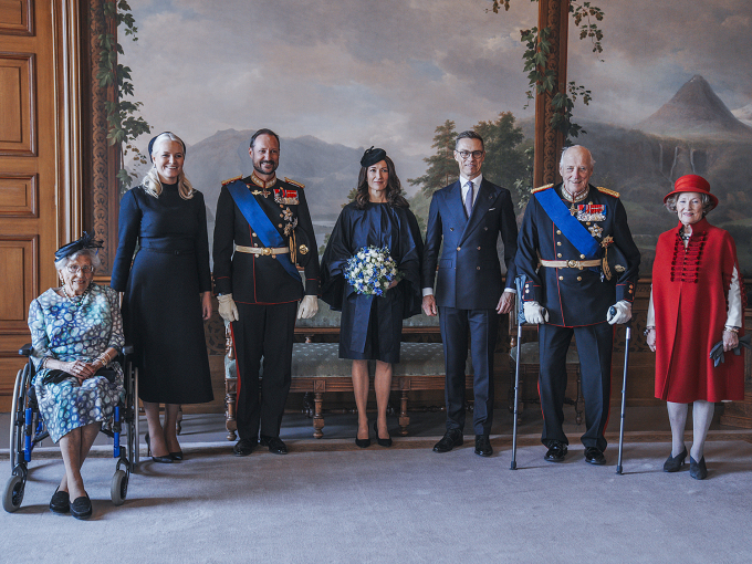 Prinsesse Astrid, Presidentparet, Kongeparet og Kronprinsparet under offisiell fotografering i Fugleværelset. Foto: Stian Lysberg Solum, NTB