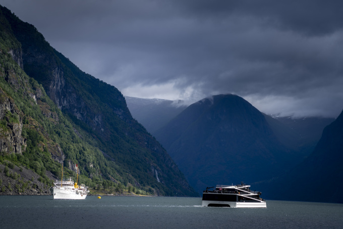 Vestlandsvær da Kongeskipet ankom Aurlandsfjorden. (Foto: Heiko Junge / NTB)