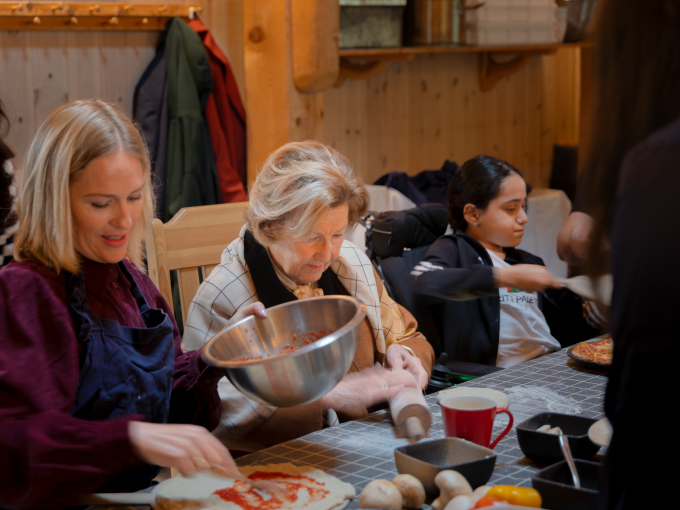 Pizzabaking saman med elevar ved skulen og barn frå Røde Kors Haugland Rehabiliteringssenter. Foto: Ella Covacic / UWC Røde Kors Nordisk