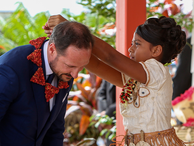 Kronprins Haakon får en blomsterkrans av Prinsesse Melenaite Tupoumoheofo Tu'ipelehake ved ankomsten. Foto: Karen Setten / NTB scanpix