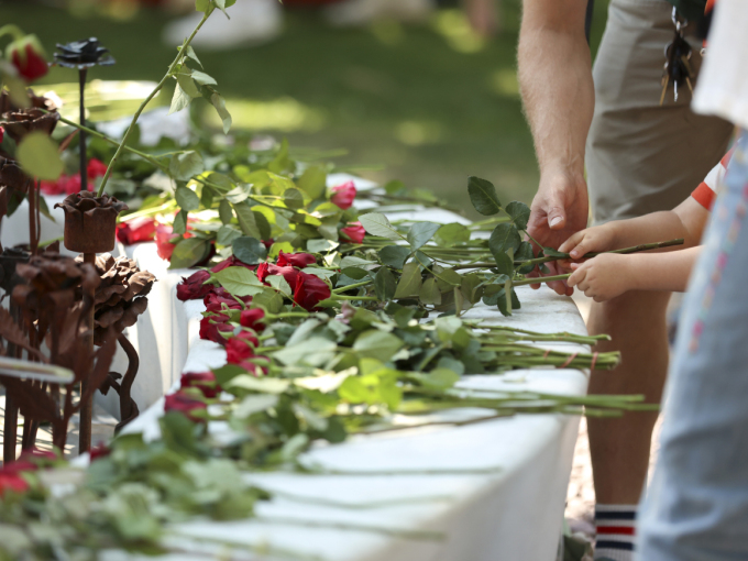 Mange legger ned blomster ved rosemonumentet utenfor Oslo domkirke i dag. Foto: Beate Oma Dahle / NTB