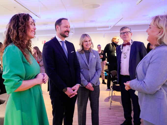 Kronprins Haakon i samtale med blant andre Christine Wergeland Sørbye i Oslo Science City og Cathrine Thomassen i GE Healthcare om perspektiver på livsvitenskapsforskning og helserettet næringsliv. Foto: Javad Parsa / NTB 