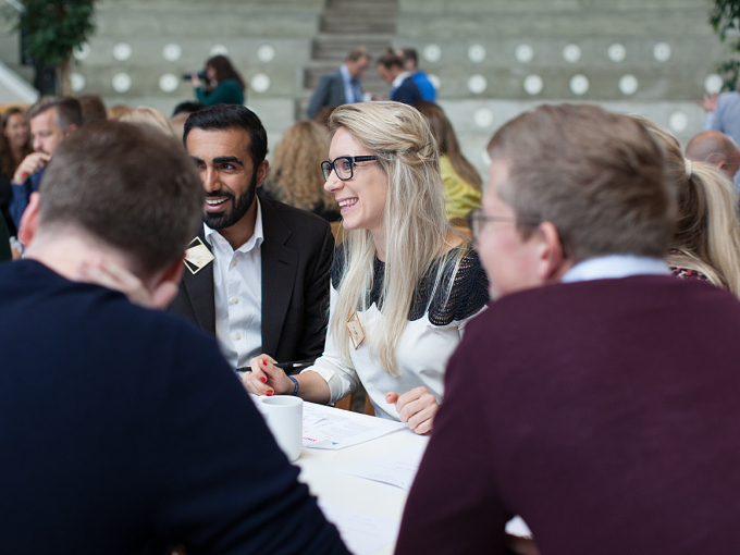 Programmet vekslet mellom innlegg i plenum og arbeid i grupper. Her Usman Mushtaq fra EAT Foundation og Ida Jaarvik Hetland fra Innovasjon Norge. Foto: Pål Bentdal / SIKT