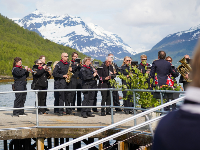 Balsfjord musikkorps spelte for Kongeparet ved ankomsten til Tennes. Foto: Liv Anette Luane, Det kongelege hoffet