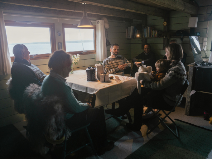 Familien Brunner inviterte Kongeparet inn i stova. Foto: Ola Vatn, Det kongelege hoffet