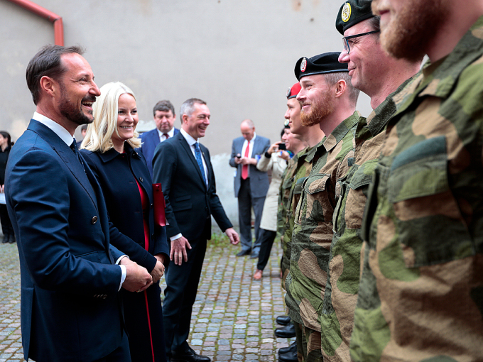 I samtale med norske soldater i Forsvarsdepartementet i Vilnius. Foto: Lise Åserud / NTB scanpix