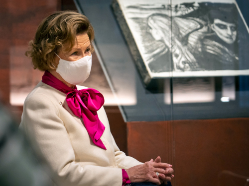 Dronning Sonja lytter til en samtale om kunst, grafikk og Edvard Munch i Dronning Sonja KunstStall. Foto: Heiko Junge / NTB