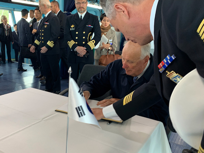 Kongen og Presidentparet signerte for en plakett til minne om besøket om bord. Foto: Sven Gj. Gjeruldsen, Det kongelige hoff
