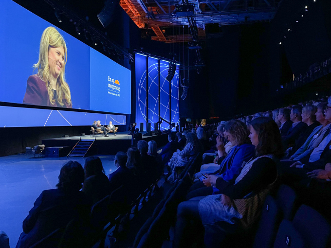 Sofie Høgestøl var programleiar for årskonferansen. Foto: Liv Anette Luane, Det kongelege hoffet