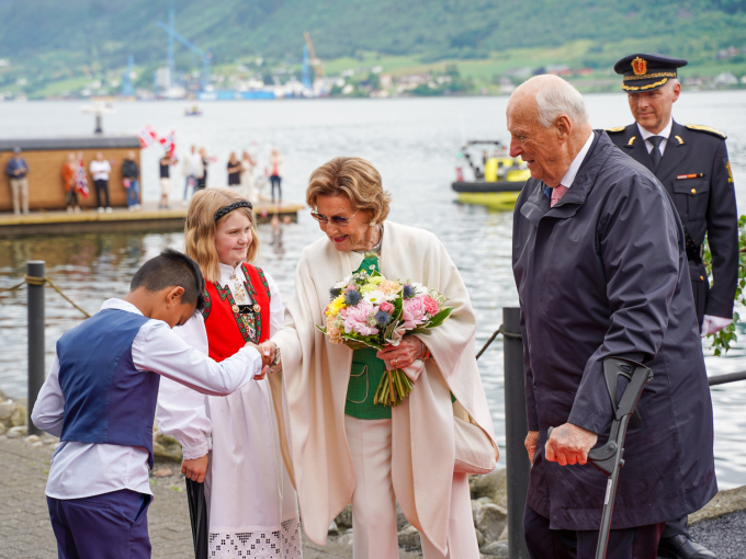 Kongen og Dronningen fikk blomster av Aarib Ægir Khan og Elina Kambe Johannson da de gikk i land i Vindafjord. Foto: Liv Anette Luane, Det kongelige hoff