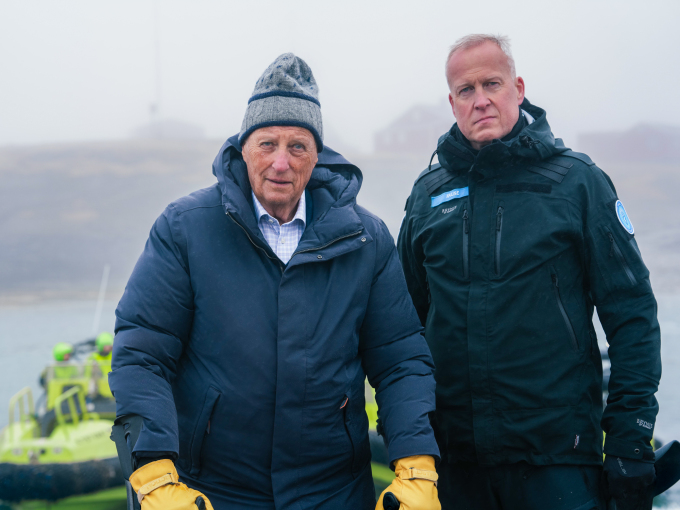 Kong Harald ankommer Bjørnøya. Her med sysselmester Lars Fause. Foto: Ola Vatn, Det kongelige hoff