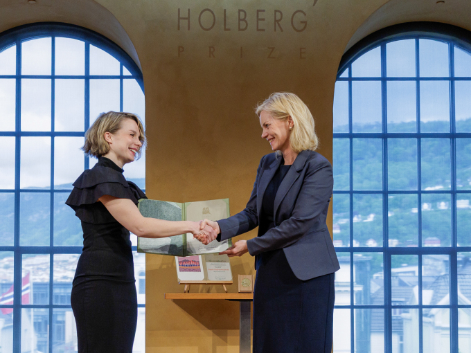 Den finske juristen Daniela Alaattinoğlu tok imot Nils Klim-prisen. Foto: Eivind Senneset, Holbergprisen