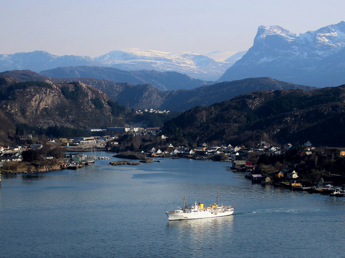 Kongeskipet er et kjent og kjært syn langs kysten. Her utenfor Måløy. Foto: Ivar Strømmen