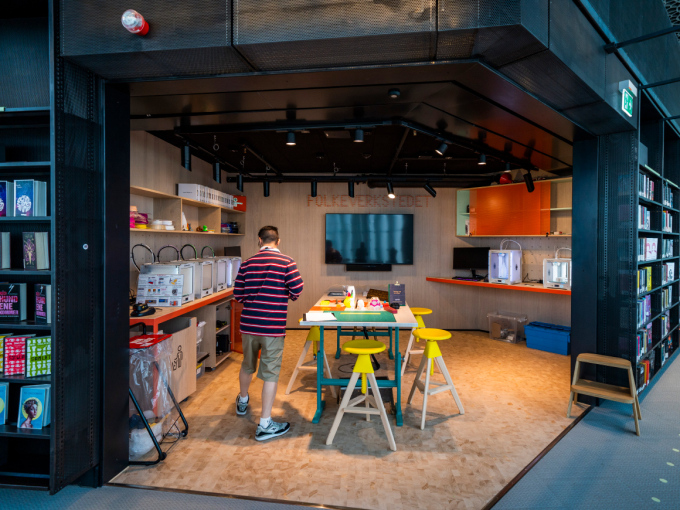 Du kan låne mye mer enn bøker i det nye hovedbiblioteket. 3D-printere, blant annet. Foto: Håkon Mosvold Larsen / NTB scanpix