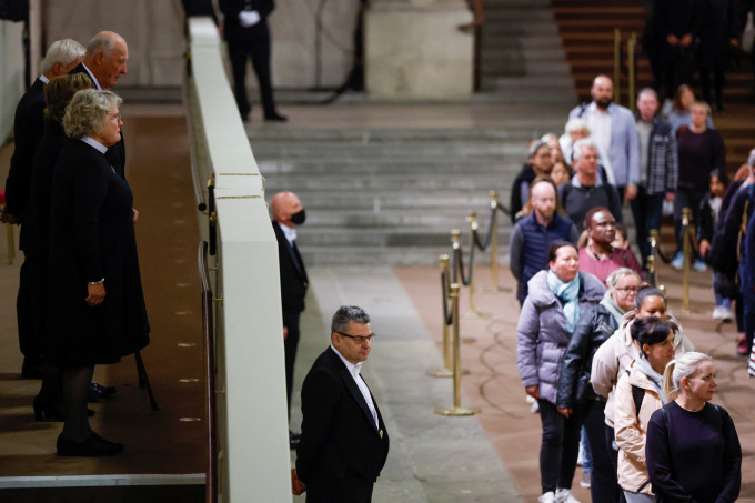 Søndag defilerte Kong Harald og Dronning Sonja ved Dronning Elizabeths kiste i Westminster Hall. Foto: Reuters