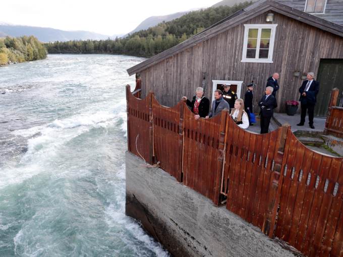 Ordførar Elias Sperstad fortalde Kronprins Haakon om flaumen som ramma Skjåk i 2018. Foto: Marius Gulliksrud, Stella Pictures