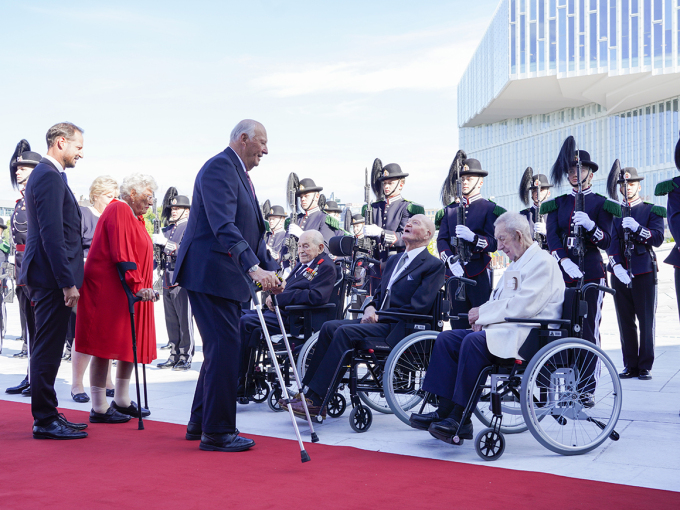 Kong Harald, Prinsesse Astrid, fru Ferner og Kronprins Haakon snakker med krigsseilerne som satt langs den røde løperen ved ankomst til Operaen i Oslo. Foto: Heiko Junge / NTB