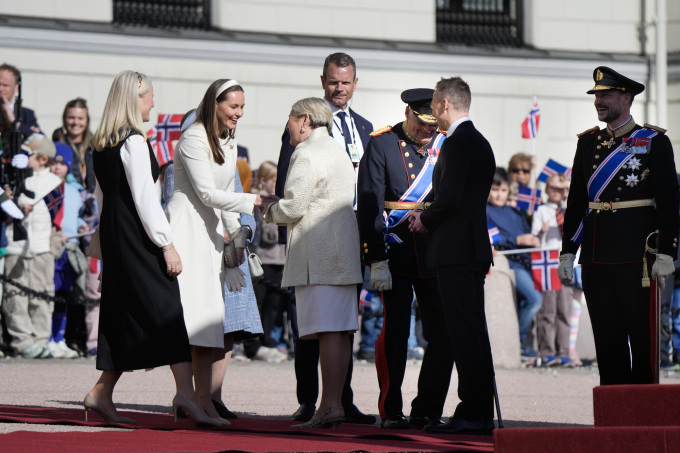 Prinsesse Ingrid Alexandra hilser på den islandske presidenten under velkomstseremonien på Slottsplassen. Foto: Javad Parsa / NTB