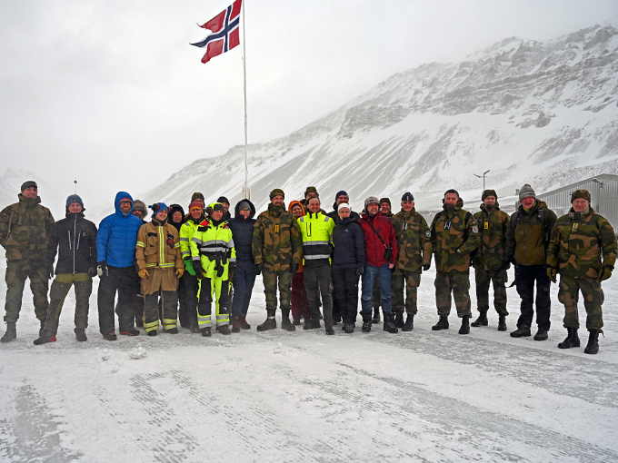 Kronprinsen med dei 18 som bur og arbeider på Jan Mayen. Foto: Sven Gj. Gjeruldsen, Det kongelege hoffet