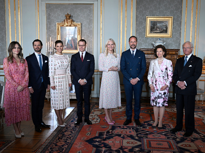 Kong Carl Gustaf, Dronning Silvia, Kronprinsesse Victoria, Prins Daniel, Kronprins Haakon, Kronprinsesse Mette-Marit, Prins Carl Philip og Prinsesse Sofia var alle til stede til lunsj på Stockholm slott. Foto: Pontus Lundahl / TT / NTB