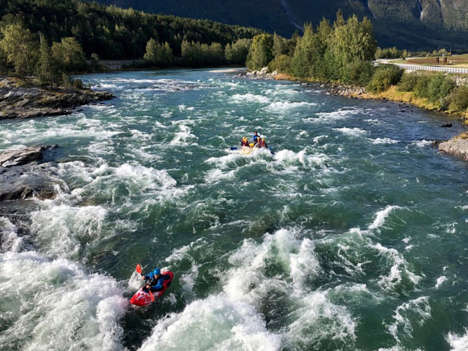 Skjåk Adventure demonstrerer rafting i Otta for Kronprinsparet. Foto: Guri Varpe, Det kongelege hoffet
