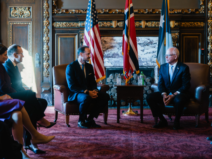 Guvernør Tim Walz tok imot den norske delegasjonen på Minnesota State Capitol i Saint Paul. Foto: Ola Vatn, Det kongelige hoff