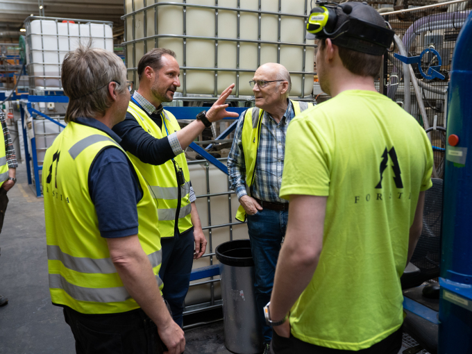 Fabrikkleder Espen Svenneby viste Kronprinsen rundt på Forestia, som er Norges største produsent av sponplater. Fabrikken sysselsetter rundt 200 ansatte. Foto: Liv Anette Luane, Det kongelige hoff