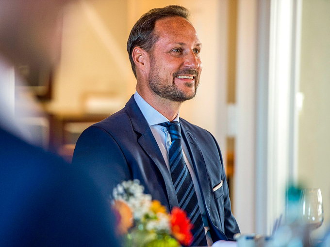 Kronprinsen i møte med Næringsforeningen i Stavangerregionen ved Equinor, Vår Energi, IKM Gruppen, Subsea 7, Norsk Olje og Gass, Shoreline, Desert Control og klubblederen på Rosenberg verft. Foto: Carina Johansen, NTB